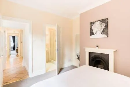 Regency Apartment - Private Entrance & Courtyard Cheltenham