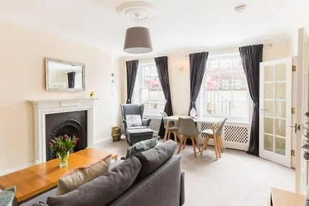 Regency Apartment - Private Entrance & Courtyard Cheltenham