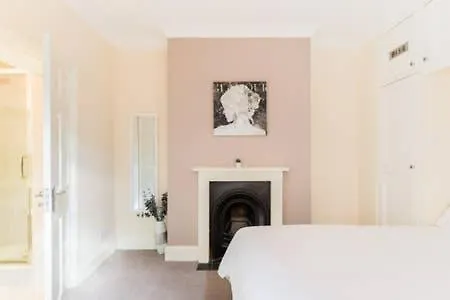 Regency Apartment - Private Entrance & Courtyard Cheltenham